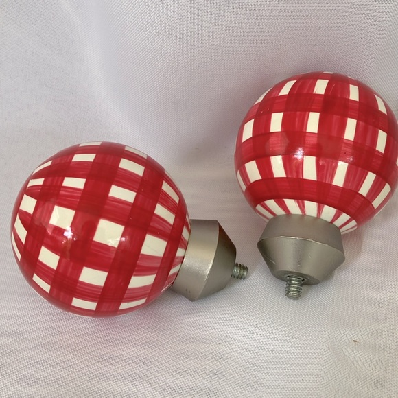 NWT Pottery Barn Kids Pair of Red & White Hexagon Check Finials - Picture 7 of 9